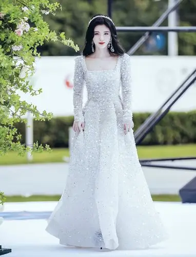 鞠婧祎的穿搭才是迪士尼在逃公主风,白色亮片纱裙造型仙气十足