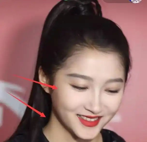 关晓彤化妆忘记涂脖子,无美颜下看见和脸的色差,少女感全无!