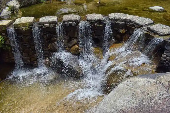从乡村小村公路到埃尔登的丛林河流和瀑布景观由巴利亚