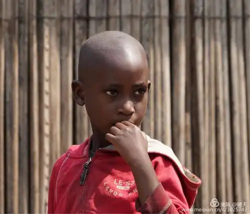 这个是在棕榈树榨油厂傍边遇到的一个小男孩.