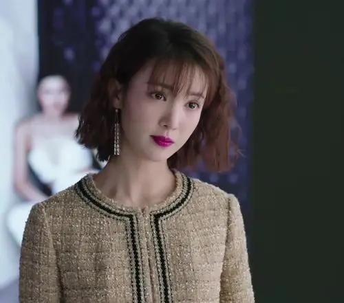 金晨在热播大剧《我们都要好好的》饰演艾丽莎,一位时尚杂志主编,与