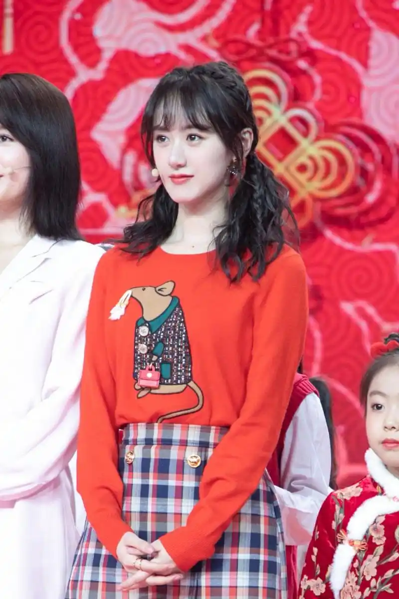 袁冰妍红衣格子裙,少女感十足
