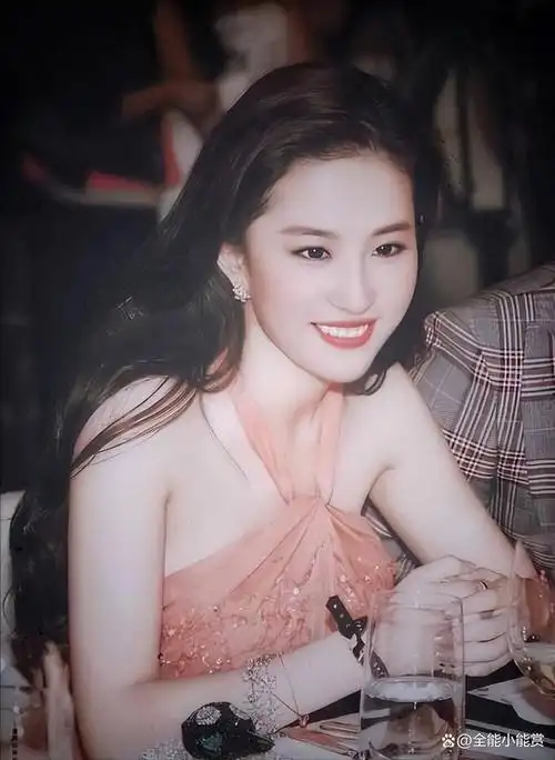 事实证明,被"孤立"的刘亦菲,已经成为了娱乐圈的"教科书"