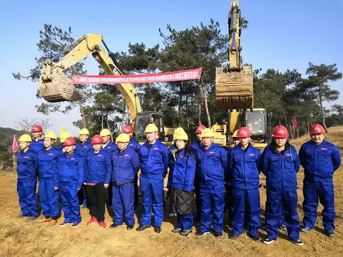 项目全体成员精神抖擞,统一着装,统一佩戴安全帽,为项目规范化施工