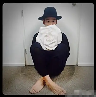 柯震东晒自拍近照笑容灿烂 西装礼帽扮绅士(5)