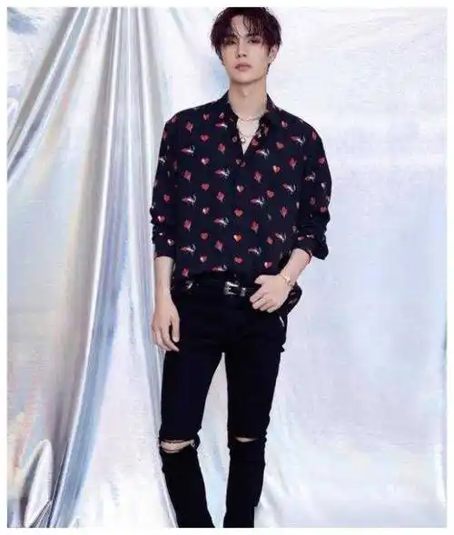 王一博《有翡》剧照曝光,古装造型帅气逼人,肖战被追赶!_哥哥_魅力_时