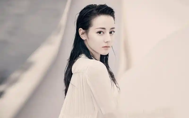 迪丽热巴优雅超美杂志写真图片桌面壁纸