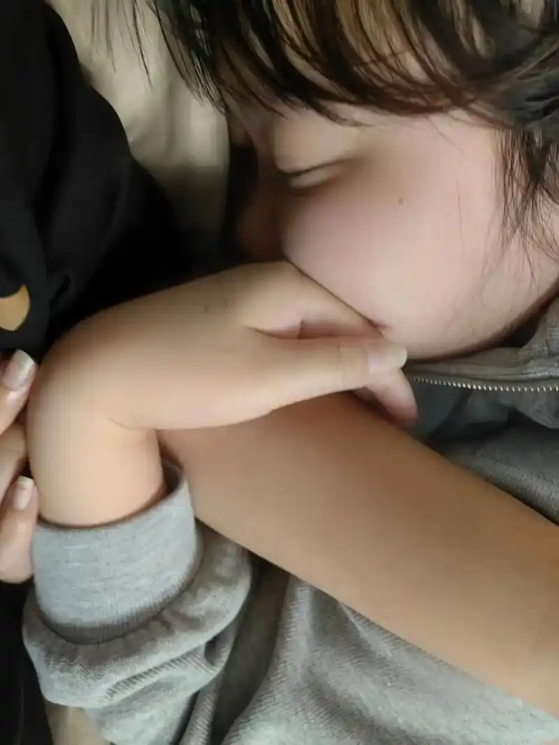 男友视角 #男友视角比美照更有杀伤力 你依偎在我旁边睡着的 - 抖音