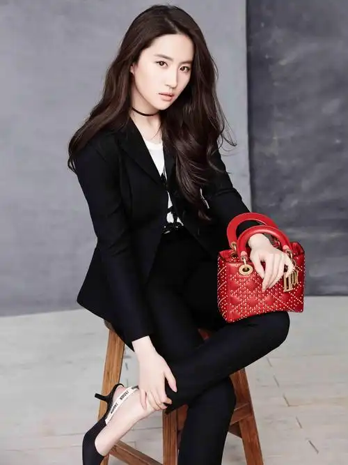 盘点了刘亦菲穿过的10套西装造型她真的是名副其实的天仙攻