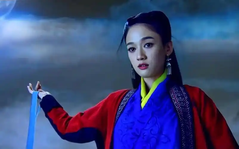 谁说娃娃脸不能演霸气的角色,看陈乔恩演的东方不败,霸气十足,眼神和