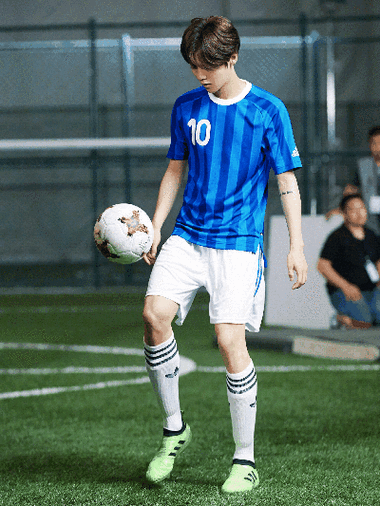 鹿晗为其资助学校足球比赛加油