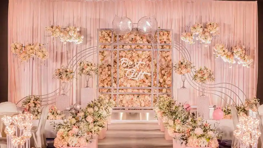 选择的简单当然就便宜许多,在桐柏婚礼现场布置价格区间在6000-10000