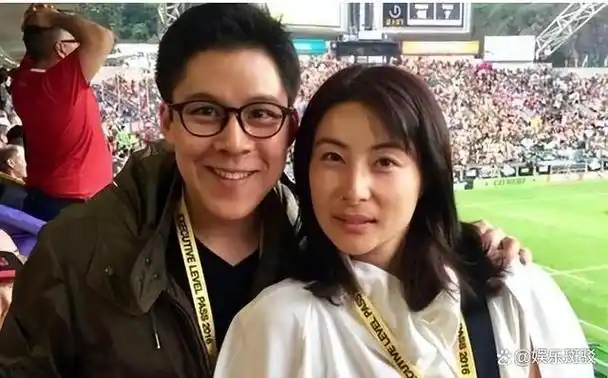 郭晶晶,这个来自平凡家庭的女子,在2012年与霍启刚的香港婚礼上,如同