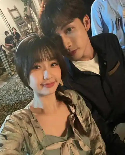 《爱的二八定律》直接放出秦诗阳华躺在床上的合照,好家伙,官方太会了