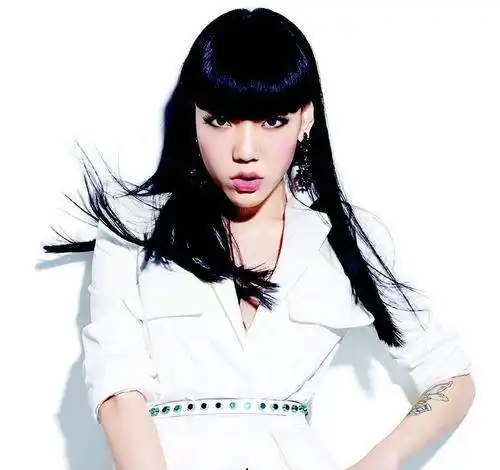 好声音出道的吴莫愁,自称是大学时的校花,照片让网友们不淡定了_认可