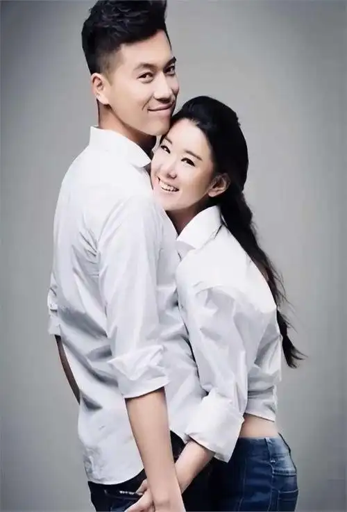 李小萌晒奢侈豪车,穿v领裙成豪门贵妇,与丈夫王雷一直相伴相爱