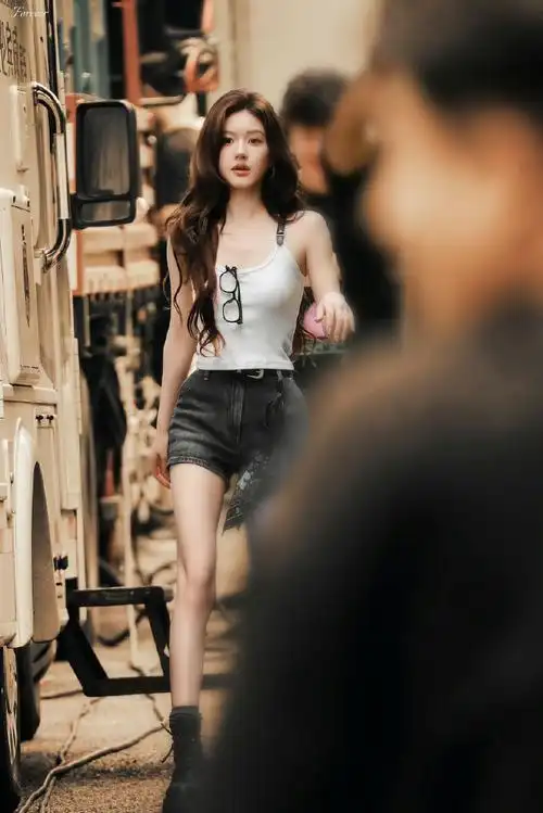 造型#大美女@赵露思的微博最新路透96,白色小吊带搭配高腰牛仔裤