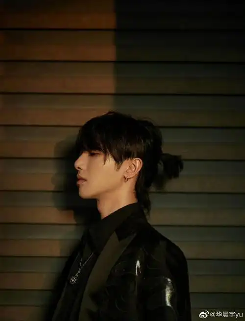 喜欢华晨宇的感觉真让人着迷,摸不透看不清,原来是我忘记戴眼镜了(戴