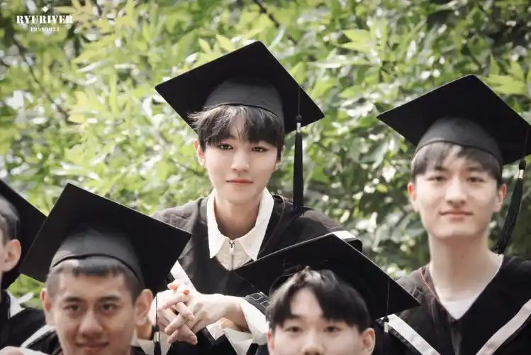 去年毕业答辩穿西装的大帅哥王俊凯已经毕业快一年啦5.