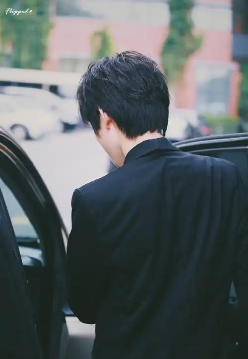 宋亚轩背影安全感#宋亚轩背影照合集9615身姿挺拔,大宽肩好有
