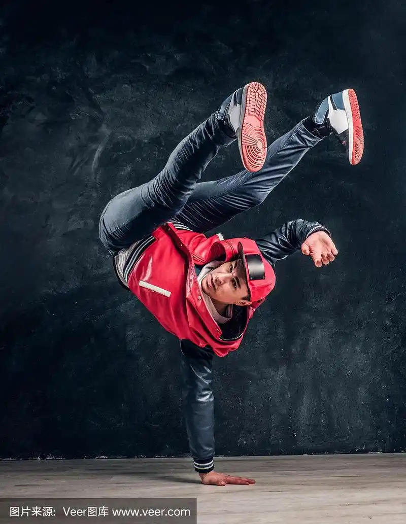 街舞舞者表演霹雳舞杂技元素.