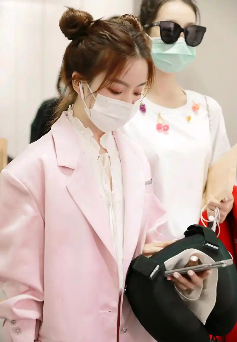 硬糖少女成员陈卓璇最新机场私服,甜甜的少女模样