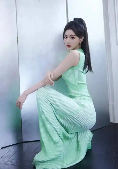 青年女演员孔雪儿中腰绿裙,勾勒纤细腰身,腰臀比例完美_照片_绿色_穿