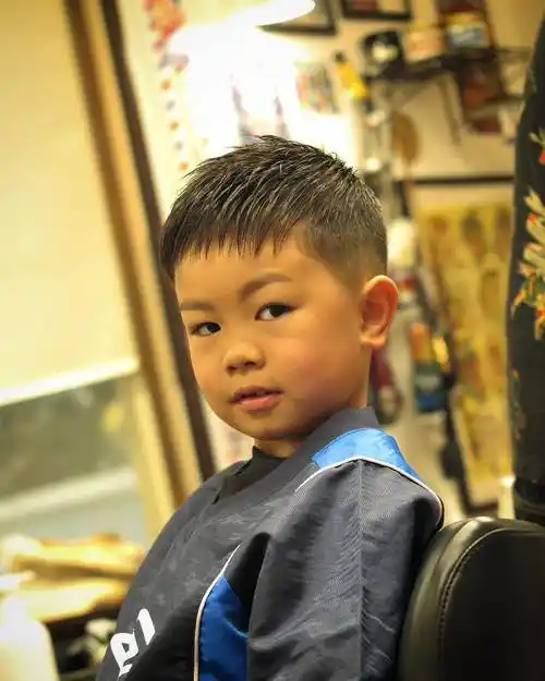 这款两侧推短的碎发造型,可以说适合大多数的小男孩,简单清爽又时尚