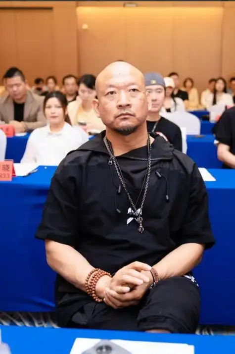 副会长胡雪柏,秘书长李岩;主任委员刘海涛;监事长熊