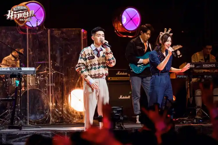 刘郡格我们的乐队公演初次亮相搭档治愈系乐队演绎日不落