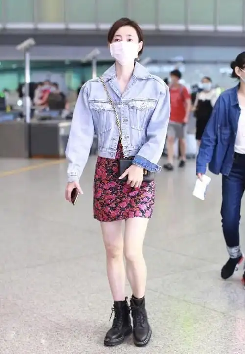 王丽坤的衣品提升了不少印花裙太显瘦配宽肩牛仔夹克挺耐看