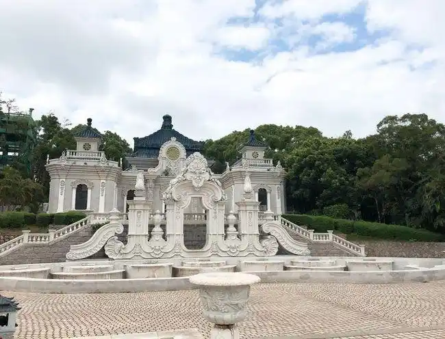按圆明园旧貌一比一还原的景区,复原了十几个相同景点,就在广东