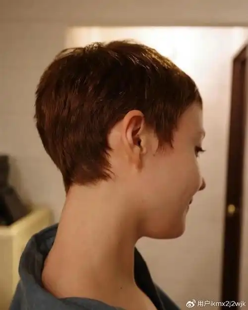 超短露耳短发:高颜值美女的时尚秘诀