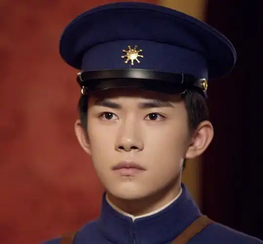 易烊千玺军装又苏又燃!花絮一秒变脸太可爱,打戏节奏有亮点!