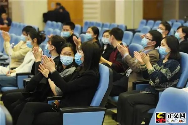 现场观众为选手们的精彩演讲送上掌声.闫昭 摄