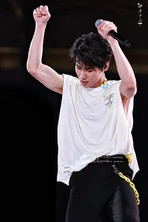 张真源这个肌肉我是真的瑞思拜,荷尔蒙和少年感的完美结合……|张真源