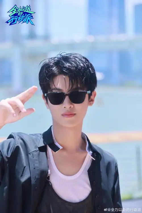 酷拽剪刀手,杀马特发型师"爱德黄"黄明昊@jjjustin0219优雅帅气,豪放