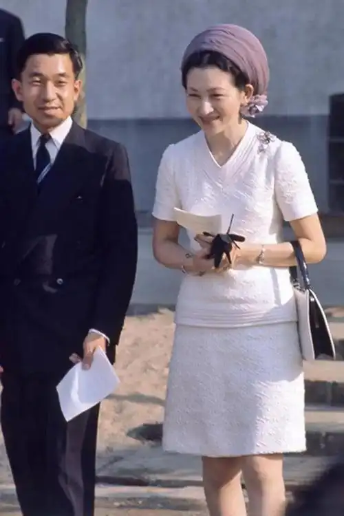 另外,美智子还是个帽子大户…(美智子)以及气质灰套装…华丽的金线