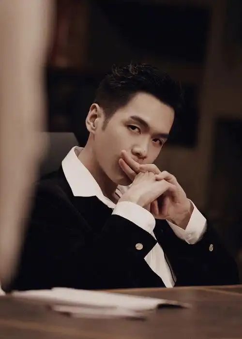 帅哥们和大背头的适配度也高了喊一声拽哥不过分吧