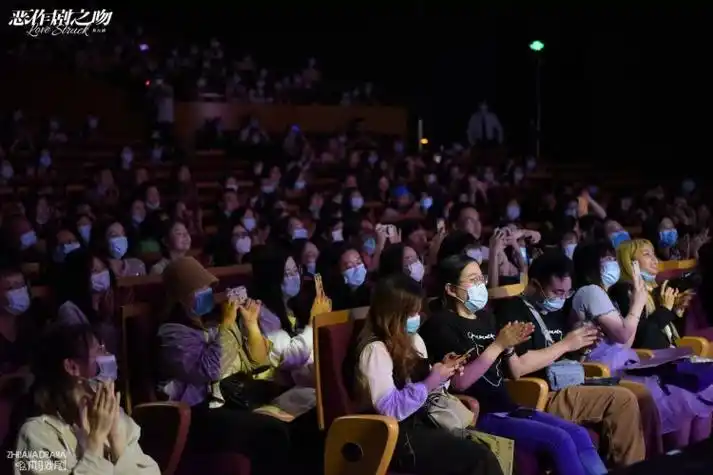舞台剧恶作剧之吻首演发糖观众大喊爷青回