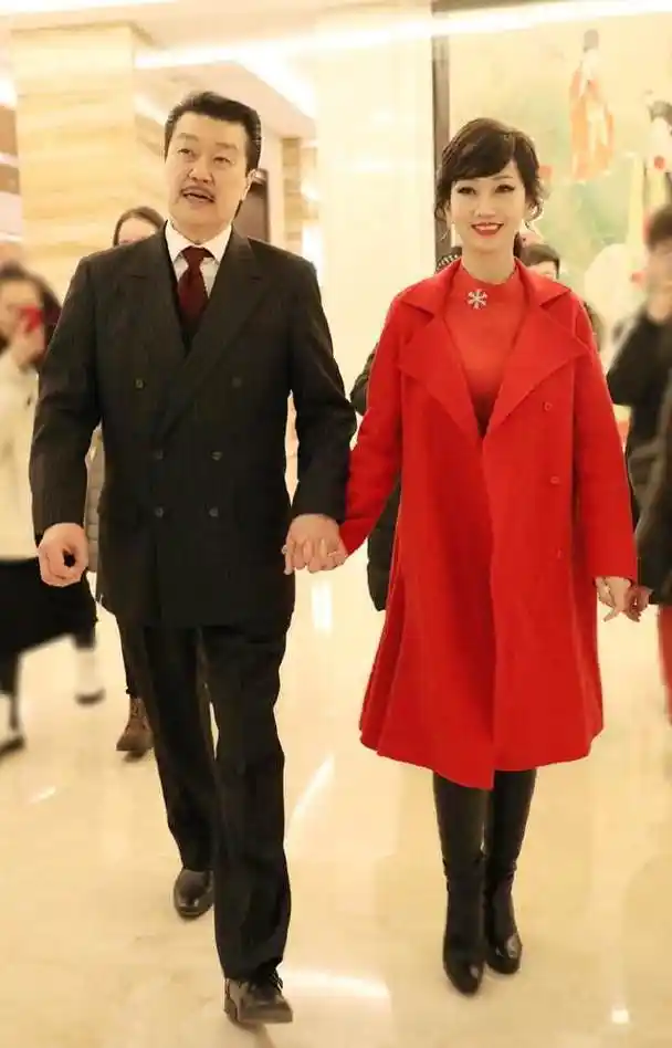 赵雅芝晒红裙美照过浪漫情人节,和老公恩爱瞬间