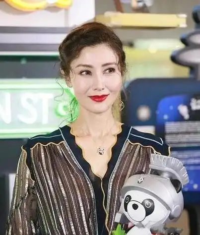 李嘉欣终究还是老了!参加活动笑出4层皱纹,穿露肩装气质仍高级