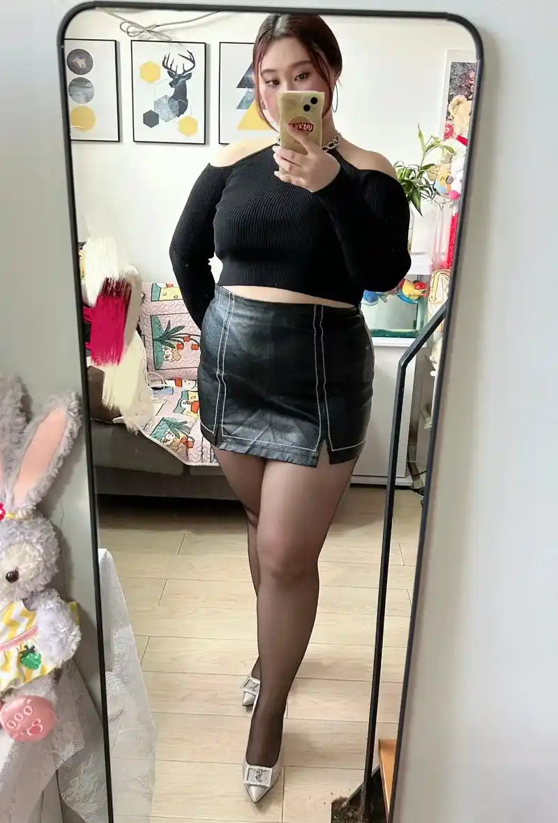 165/160斤,皮裙当然和黑丝高跟更配.大码女孩不要总穿o - 抖音