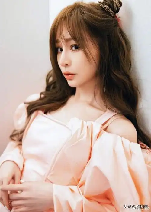 王心凌又成功扮少女穿短裤秀美腿身材饱满青春靓丽不像41