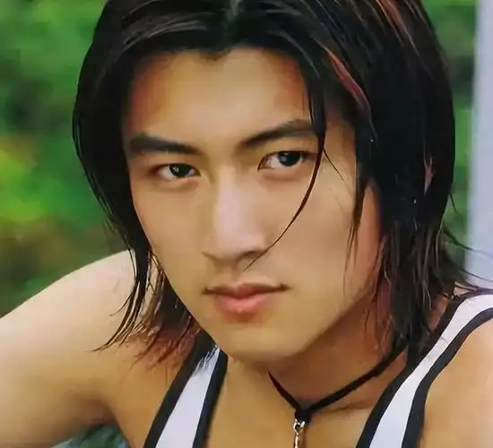 谢霆锋突然官宣喜讯,时隔23年再次手牵手亮相,感情终于尘埃落定