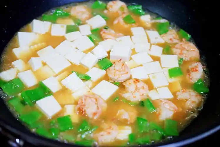 天热回家吃点啥,这道鲜虾炖豆腐,热量低又清爽,十分钟就端上桌