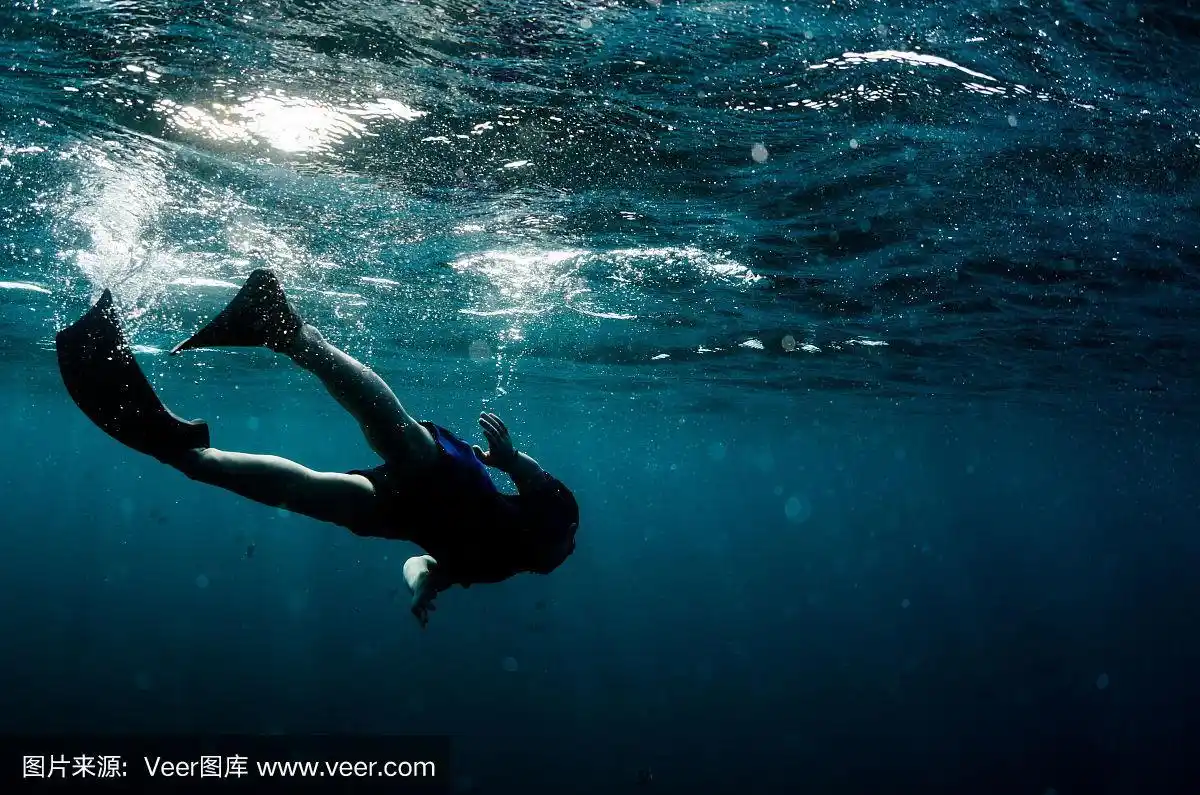 在海里游泳的小孩