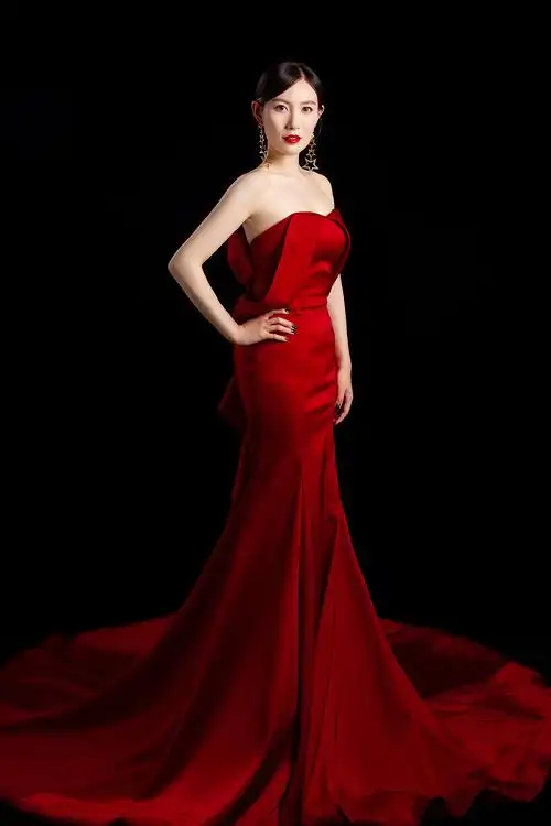 摄影师强子的写真摄影作品《礼服》