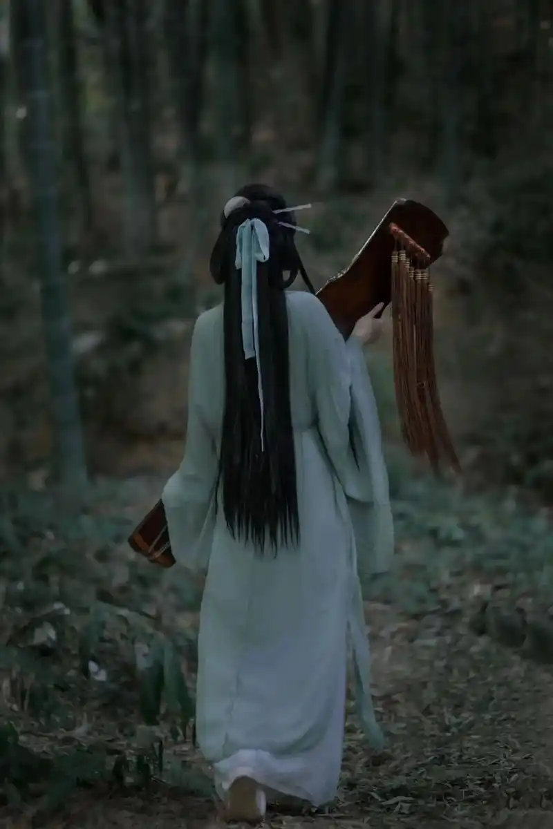 谁懂啊,真的很爱背影的氛围感!#古风摄 - 抖音