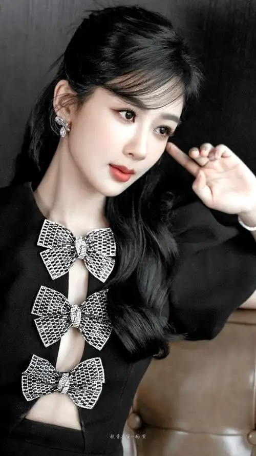 杨紫斜刘海黑框眼镜##杨紫黑色镂空蝴蝶结短裙